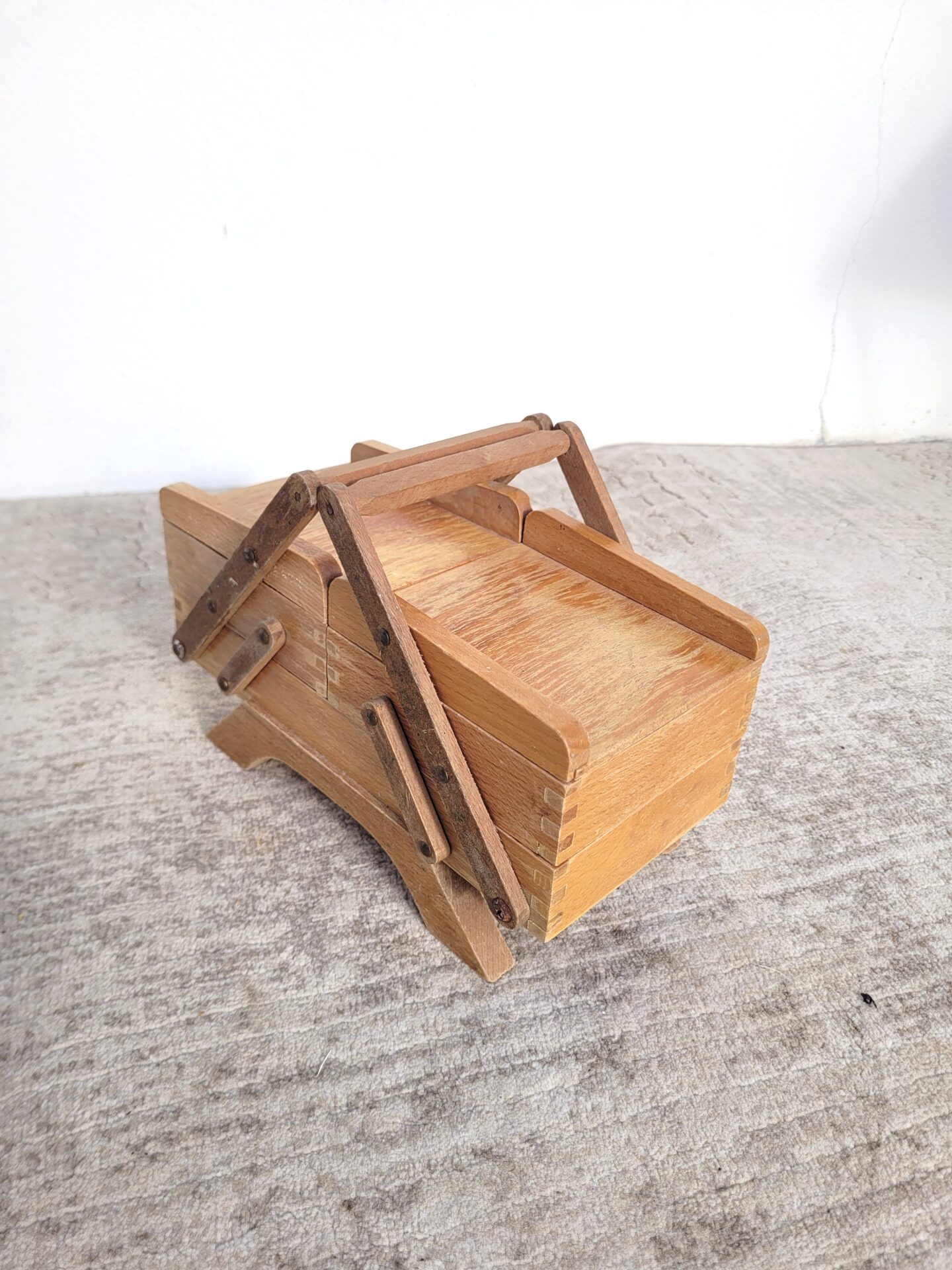 Petite Travailleuse ou boîte à couture vintage en bois 02