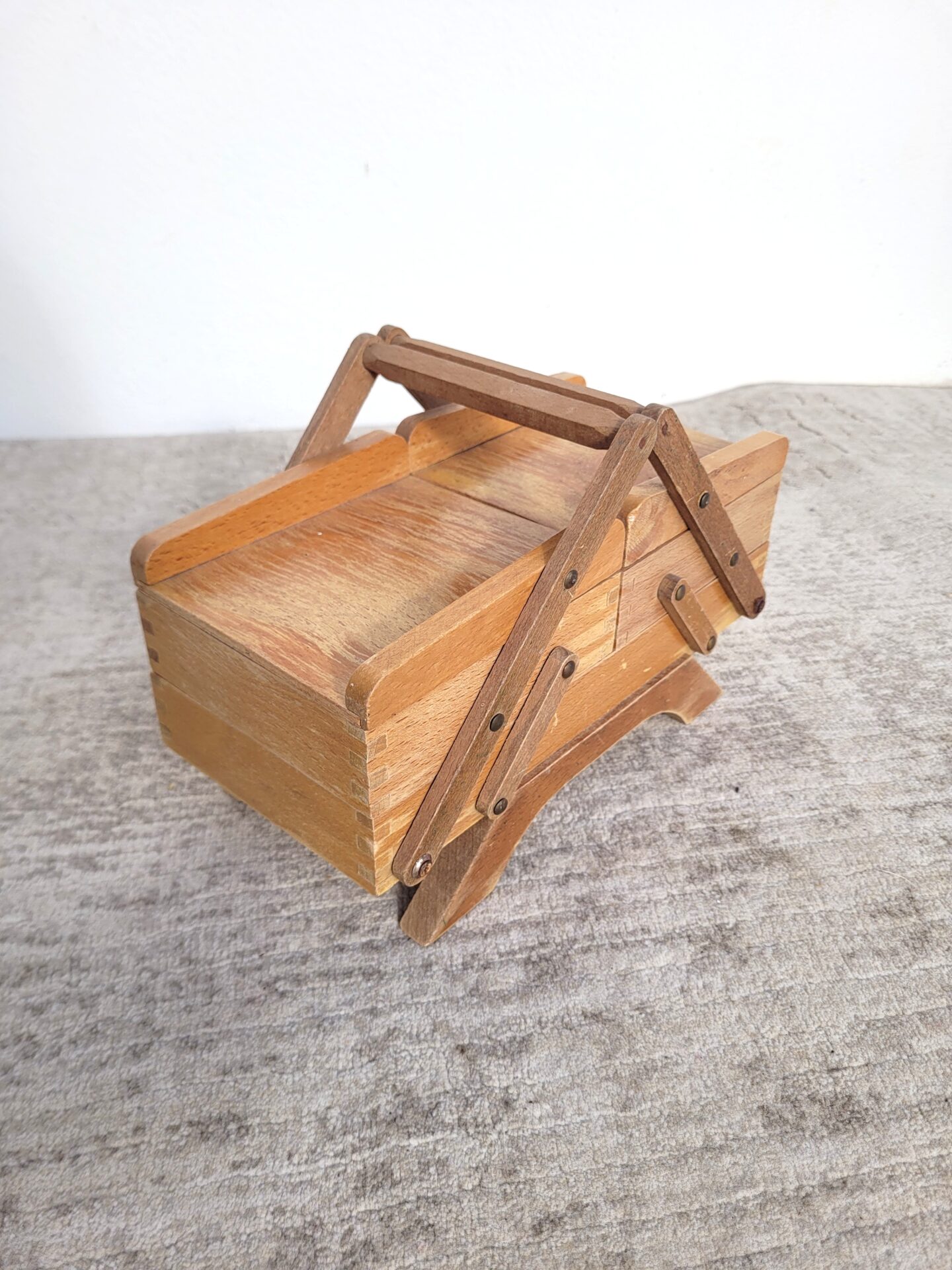 Petite Travailleuse ou boîte à couture vintage en bois 03