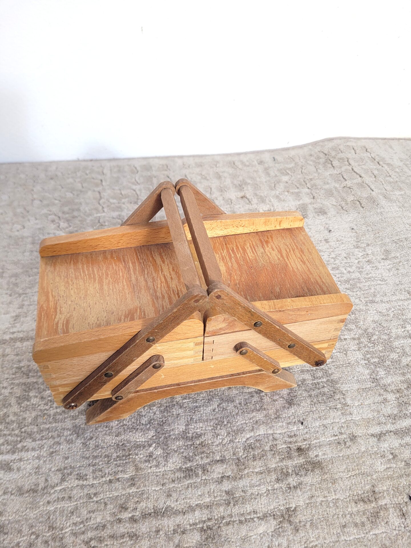 Petite Travailleuse ou boîte à couture vintage en bois 04