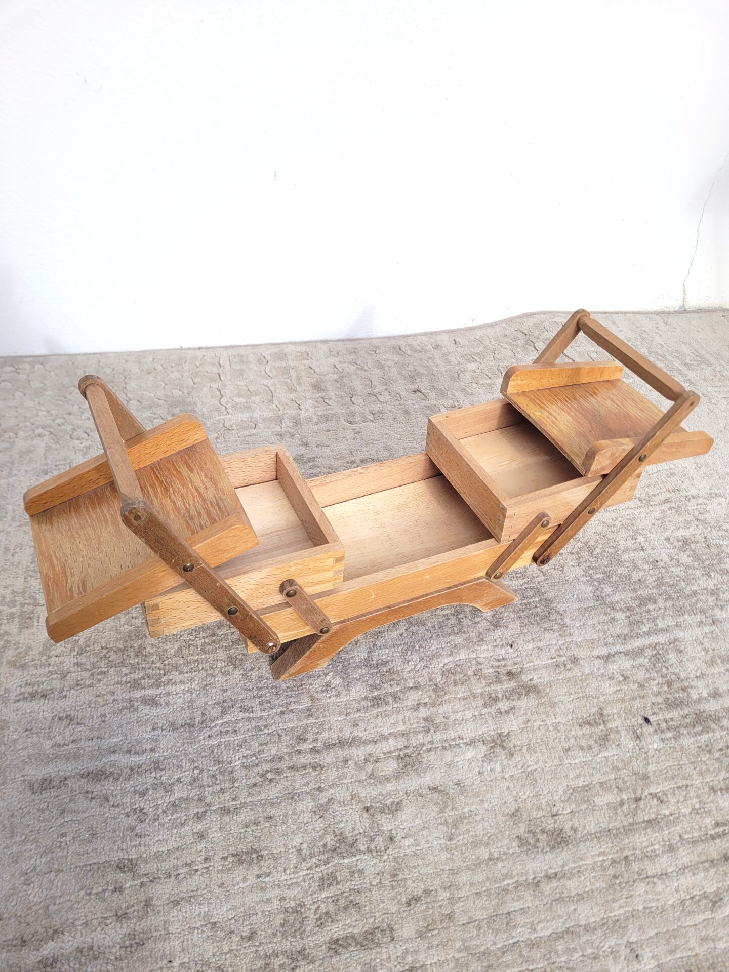 Petite Travailleuse ou boîte à couture vintage en bois 05