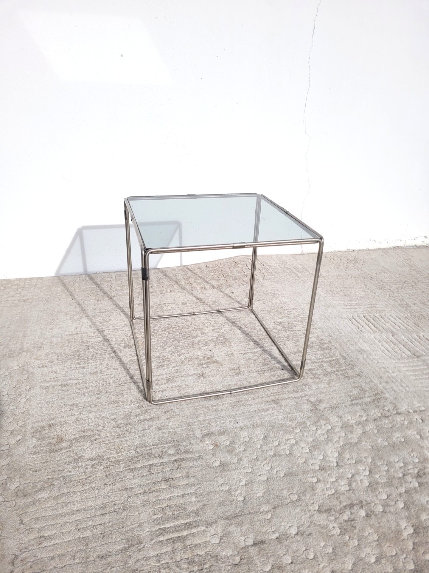 Table basse d'appoint en métal et verre fumé 1970 02