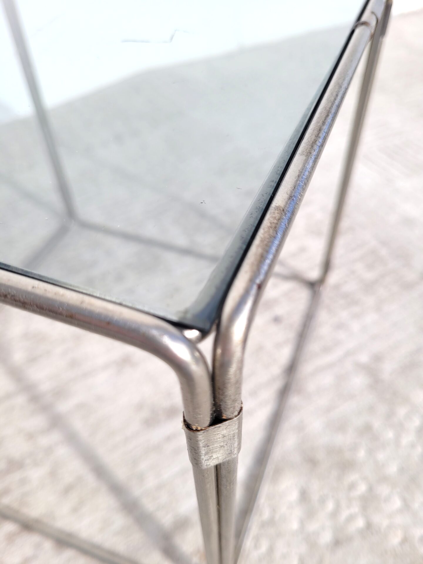 Table basse d'appoint en métal et verre fumé 1970 07