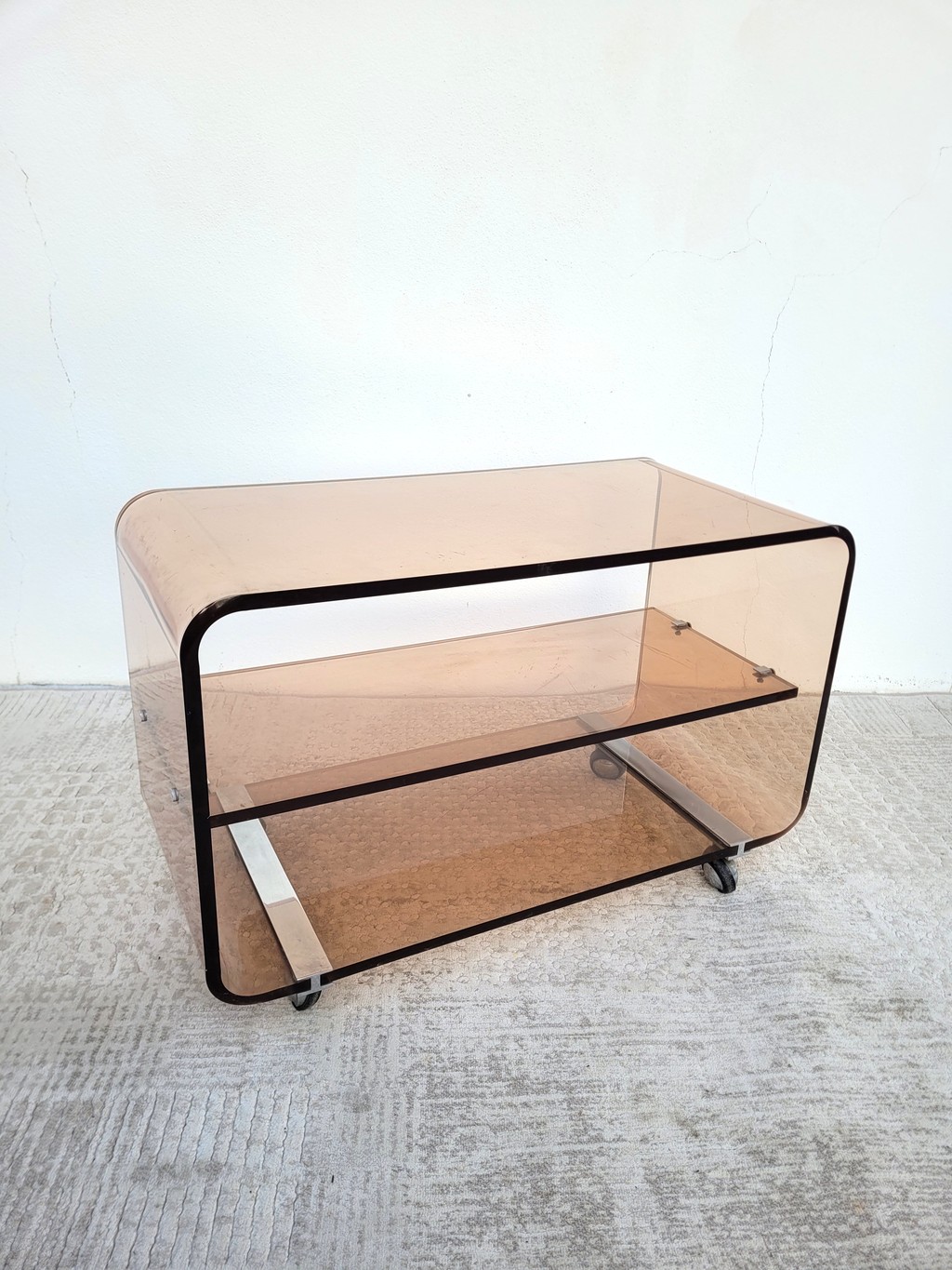 Table basse vintage Michel Dumas pour Roche Bobois en plexiglas fumé 02