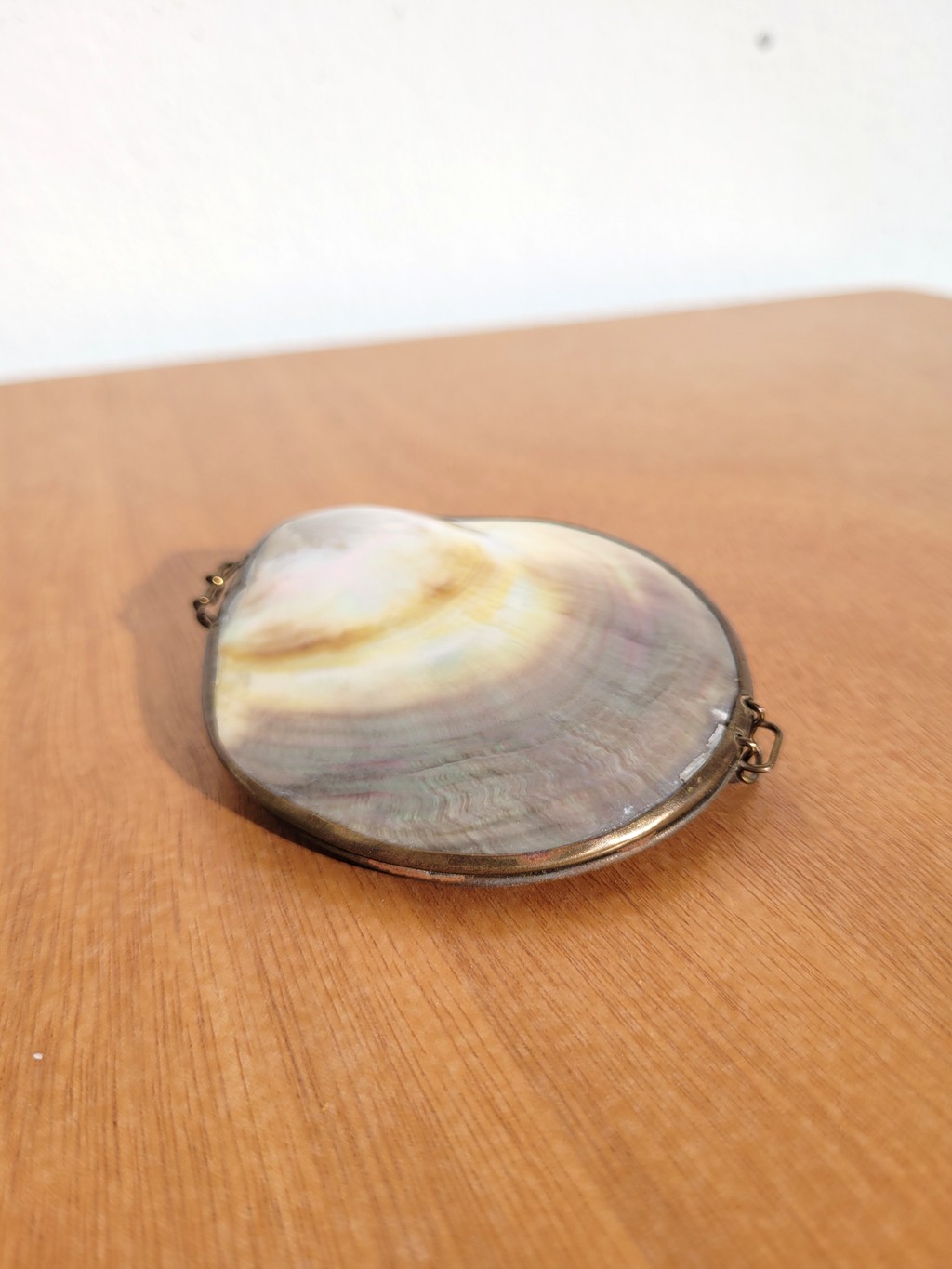 Boîte à bijoux ancienne en nacre et laiton 01