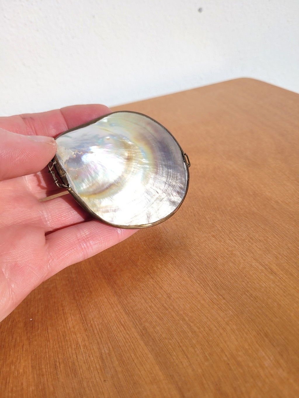 Boîte à bijoux ancienne en nacre et laiton 05