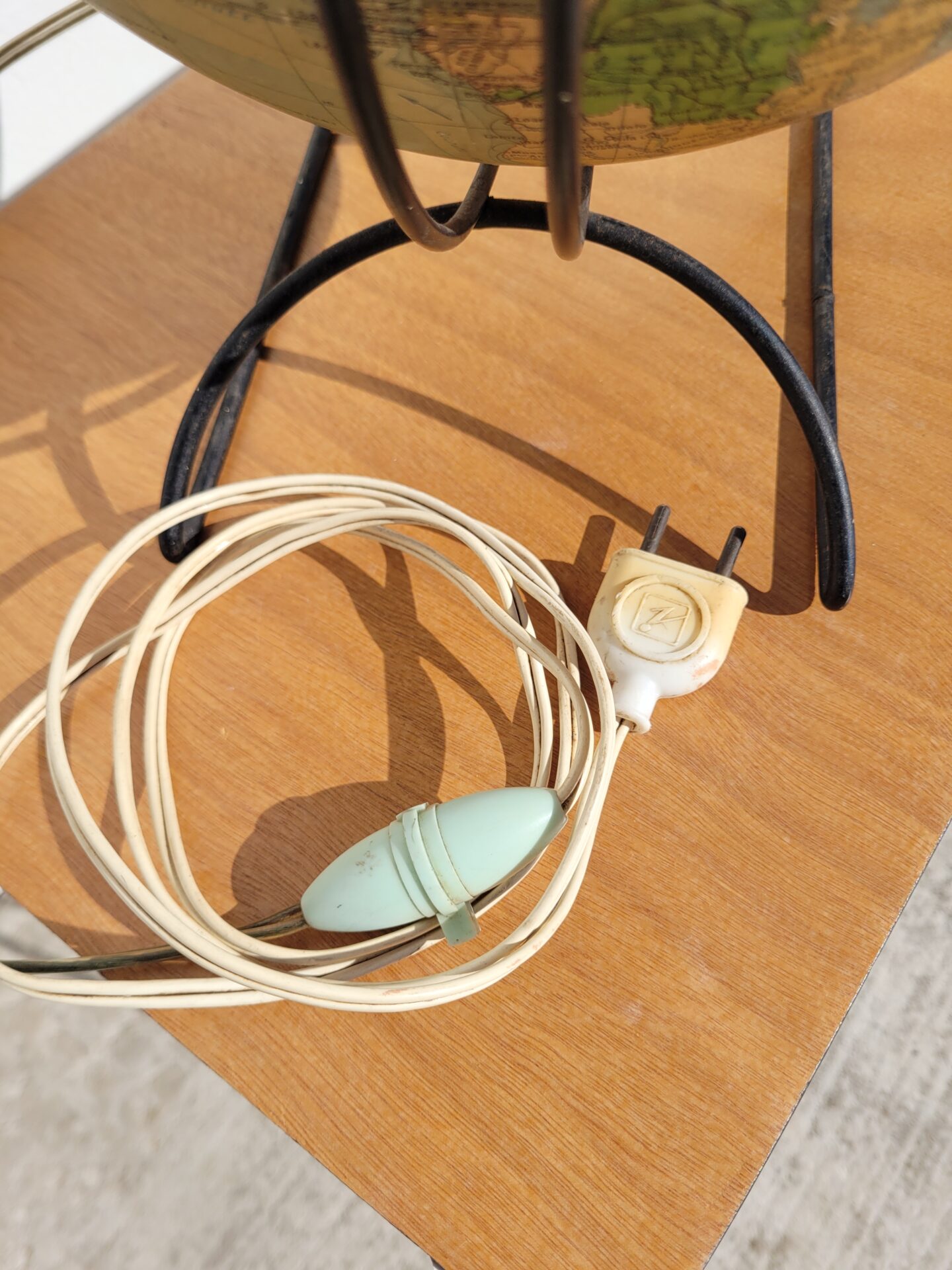 Ancien globe terrestre mappemonde rétro éclairé verre et papier 02