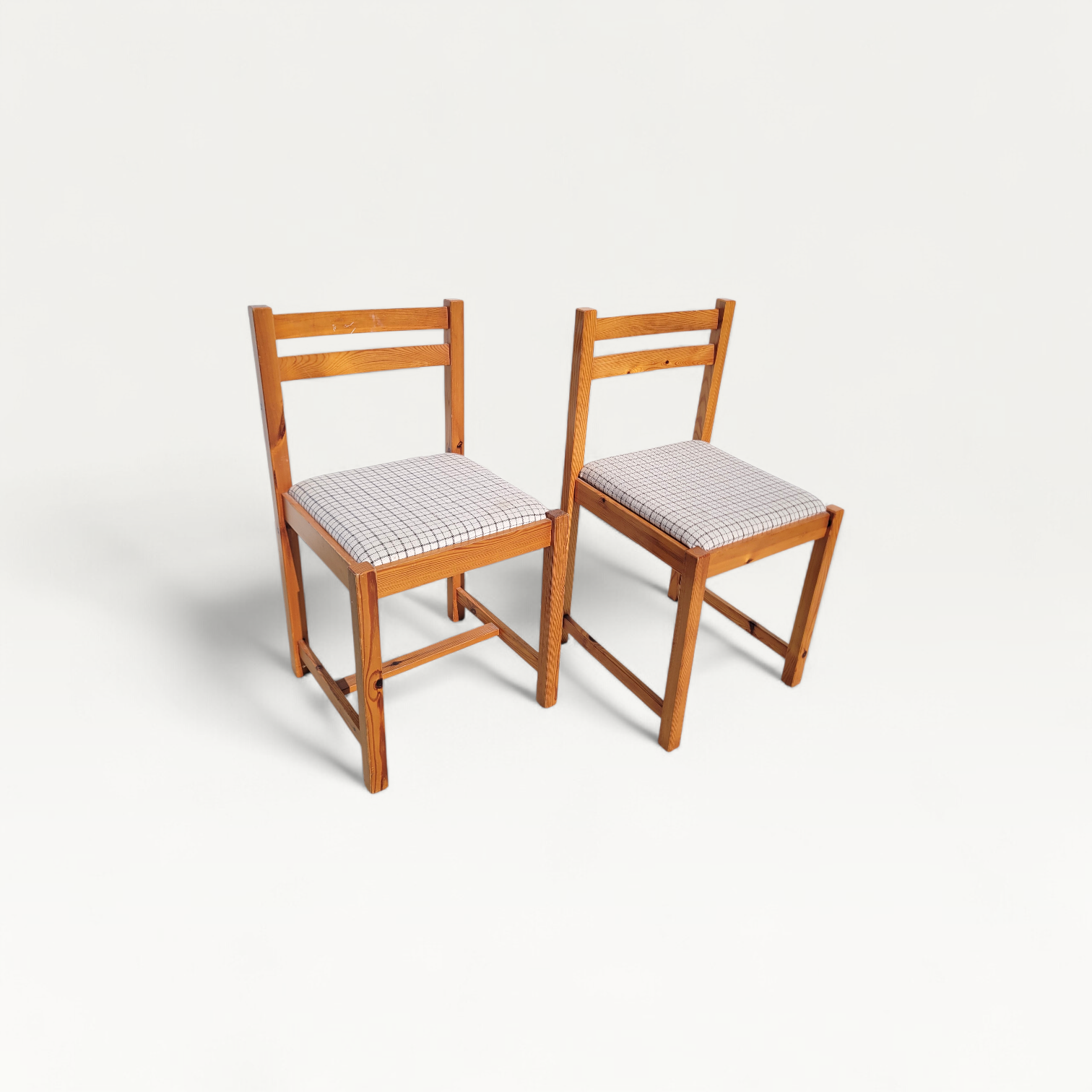 Paire de chaises 80s en pin et tissu à carreaux 01