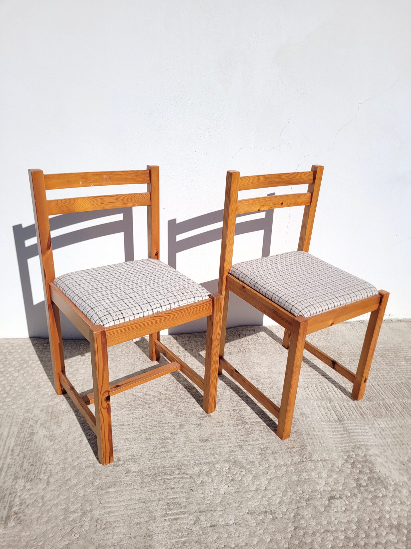 Paire de chaises 80s en pin et tissu à carreaux 02