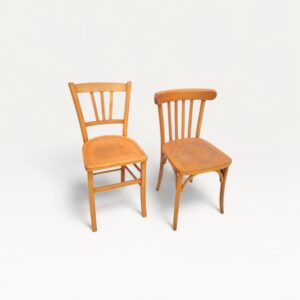 Paire de chaises bistrot dépareillées chêne clair 01