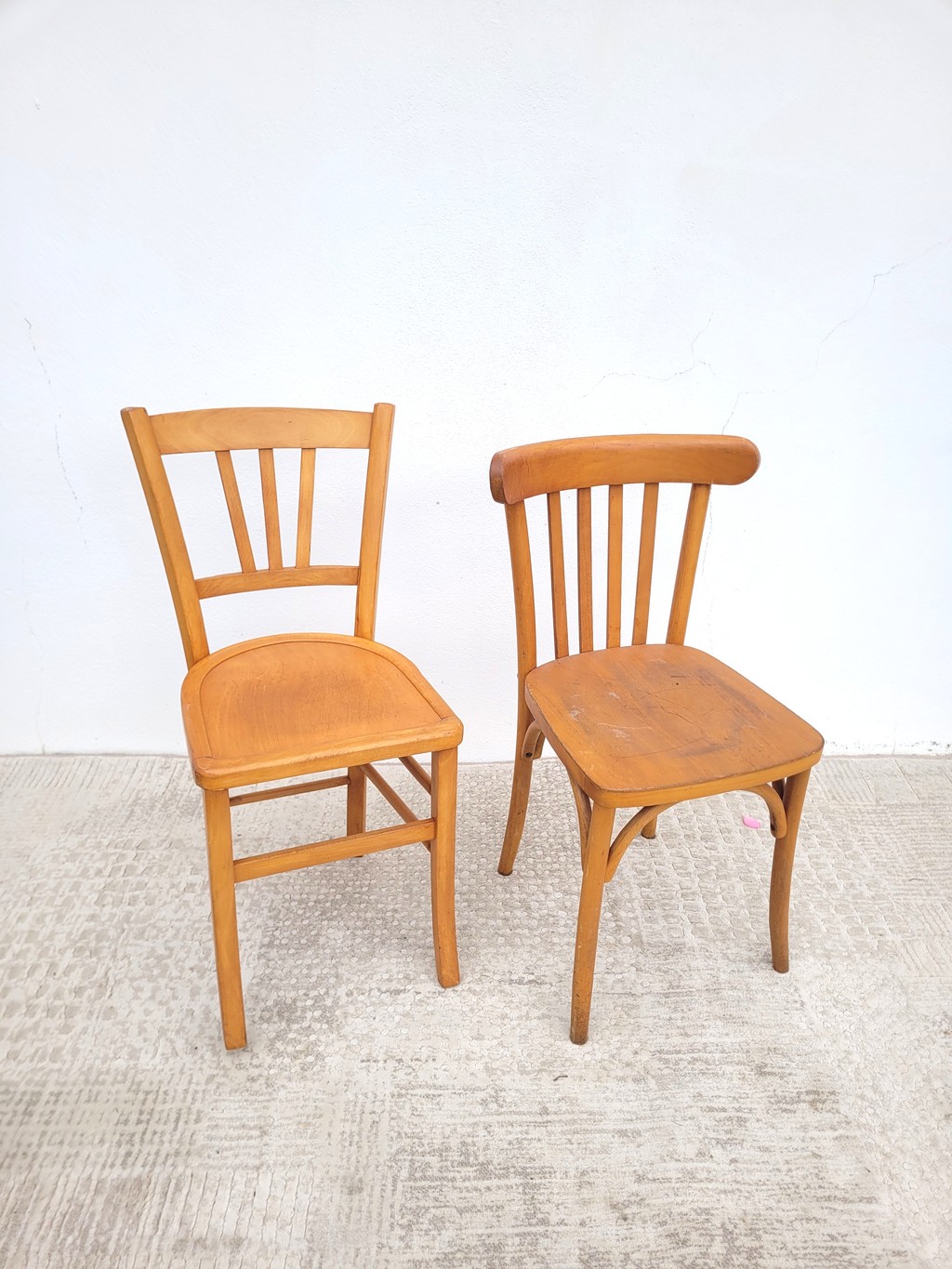 Paire de chaises bistrot dépareillées chêne clair 02