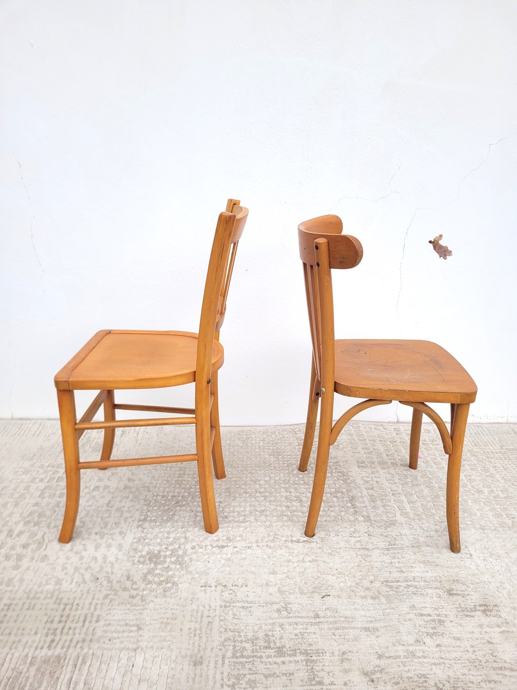Paire de chaises bistrot dépareillées chêne clair 03