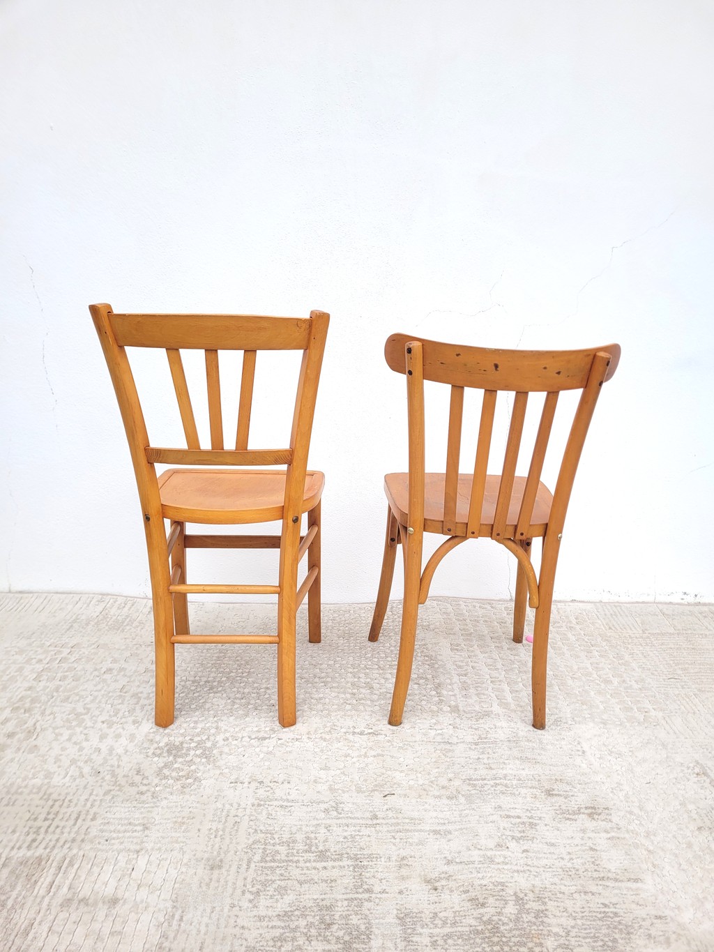 Paire de chaises bistrot dépareillées chêne clair 04