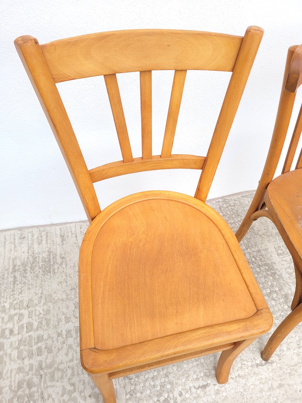 Paire de chaises bistrot dépareillées chêne clair 05