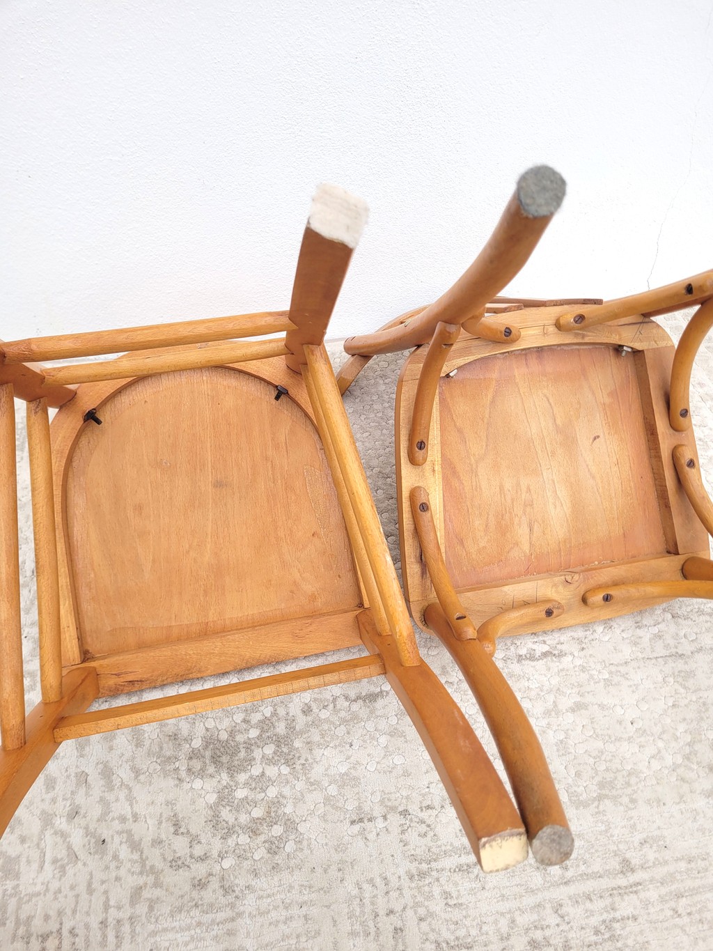 Paire de chaises bistrot dépareillées chêne clair 07