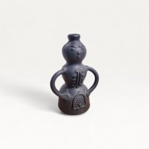 Bouteille anthropomorphe en céramique noire années 60–70 01