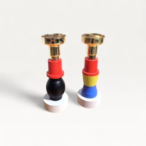 Paire de bougeoirs en bois coloré et doré 01