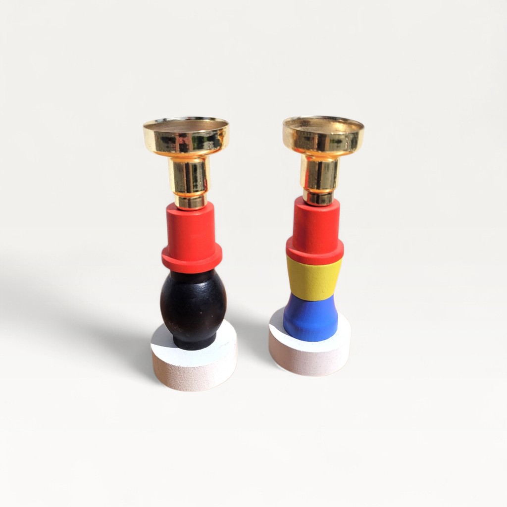 Paire de bougeoirs en bois coloré et doré 01