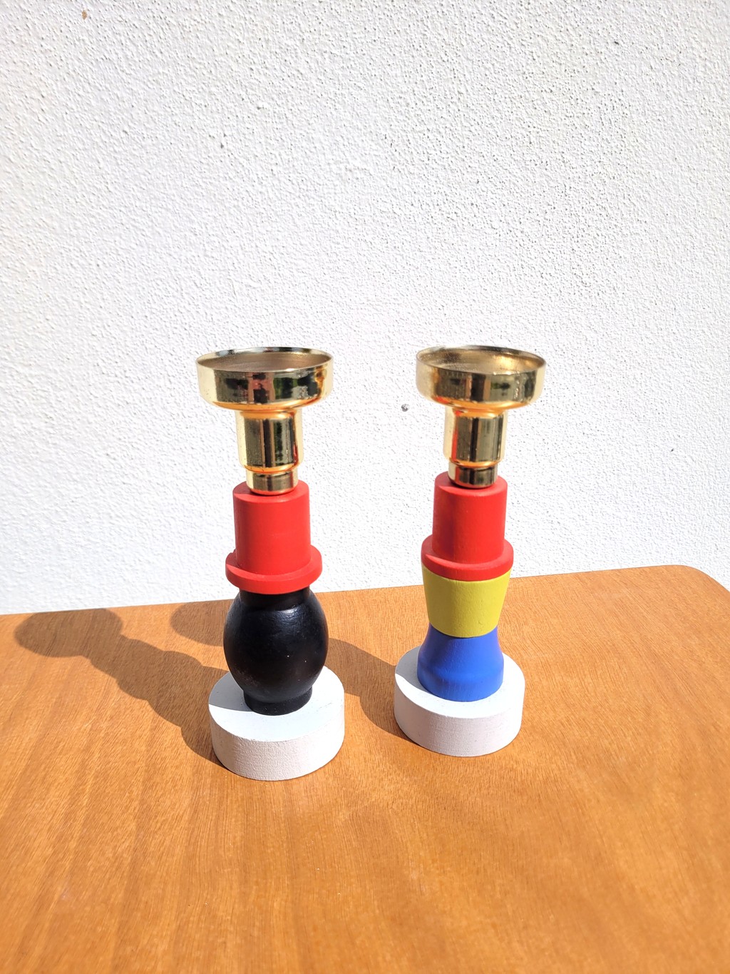 Paire de bougeoirs en bois coloré et doré 02