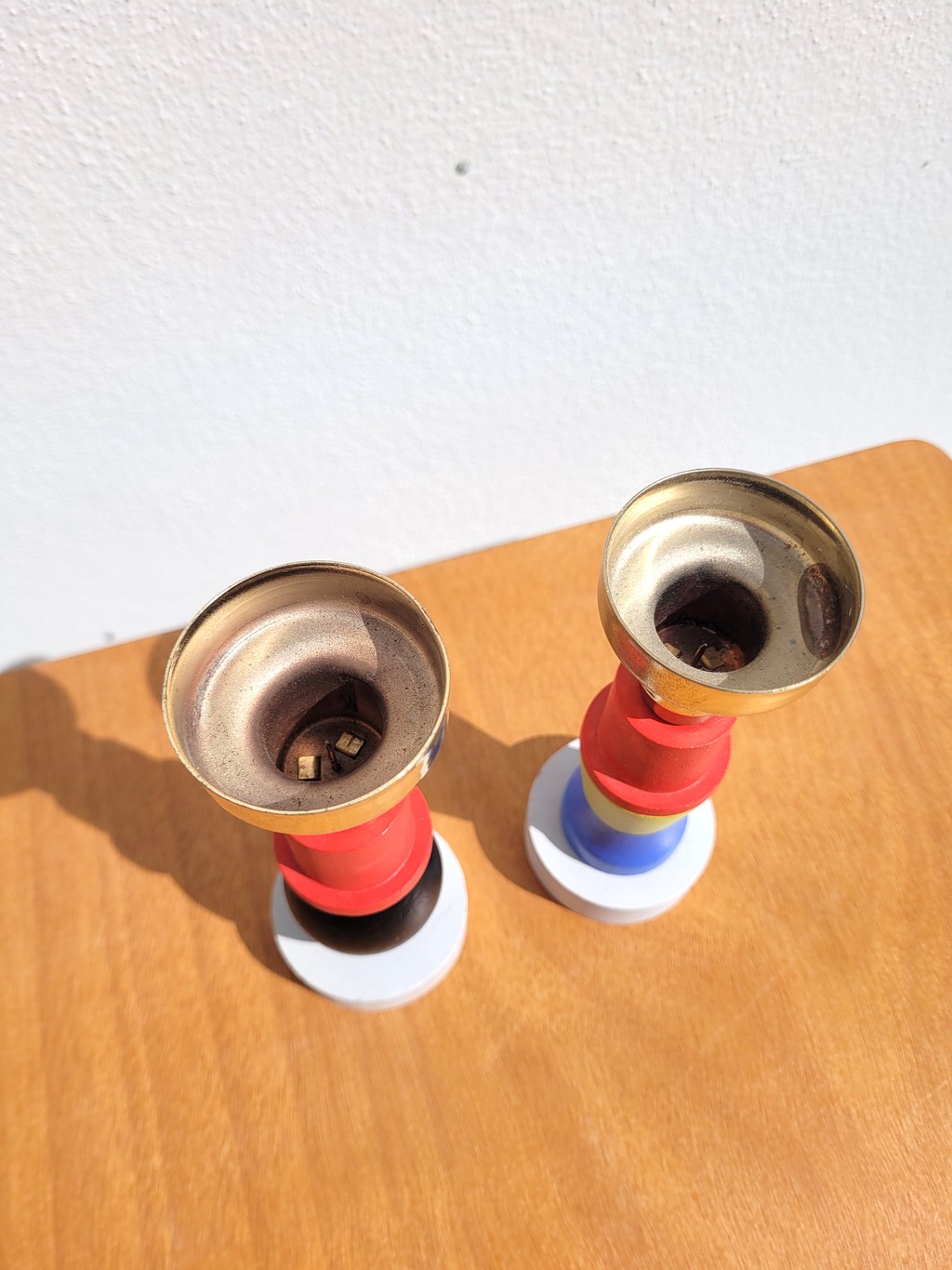 Paire de bougeoirs en bois coloré et doré 03