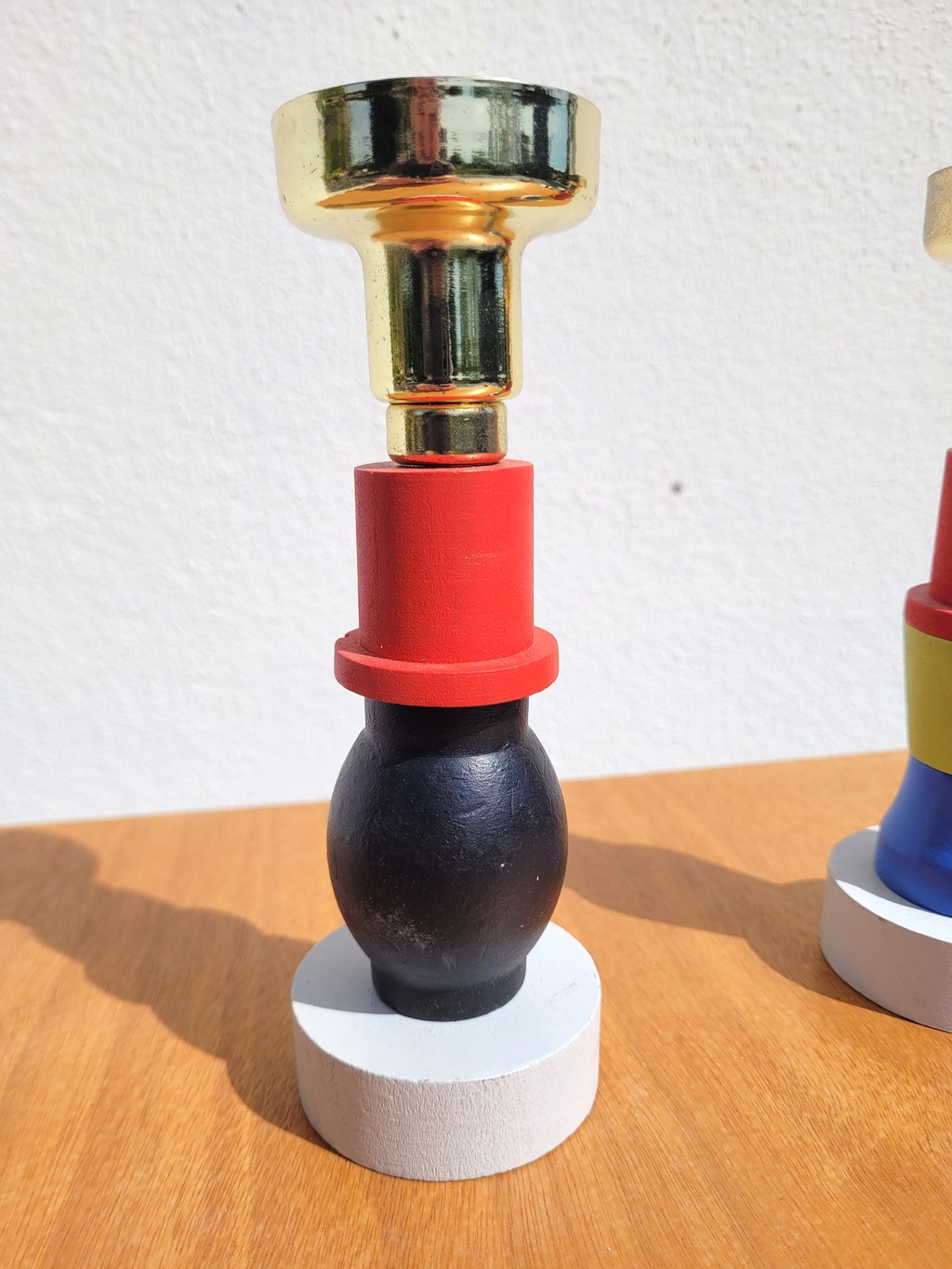 Paire de bougeoirs en bois coloré et doré 04