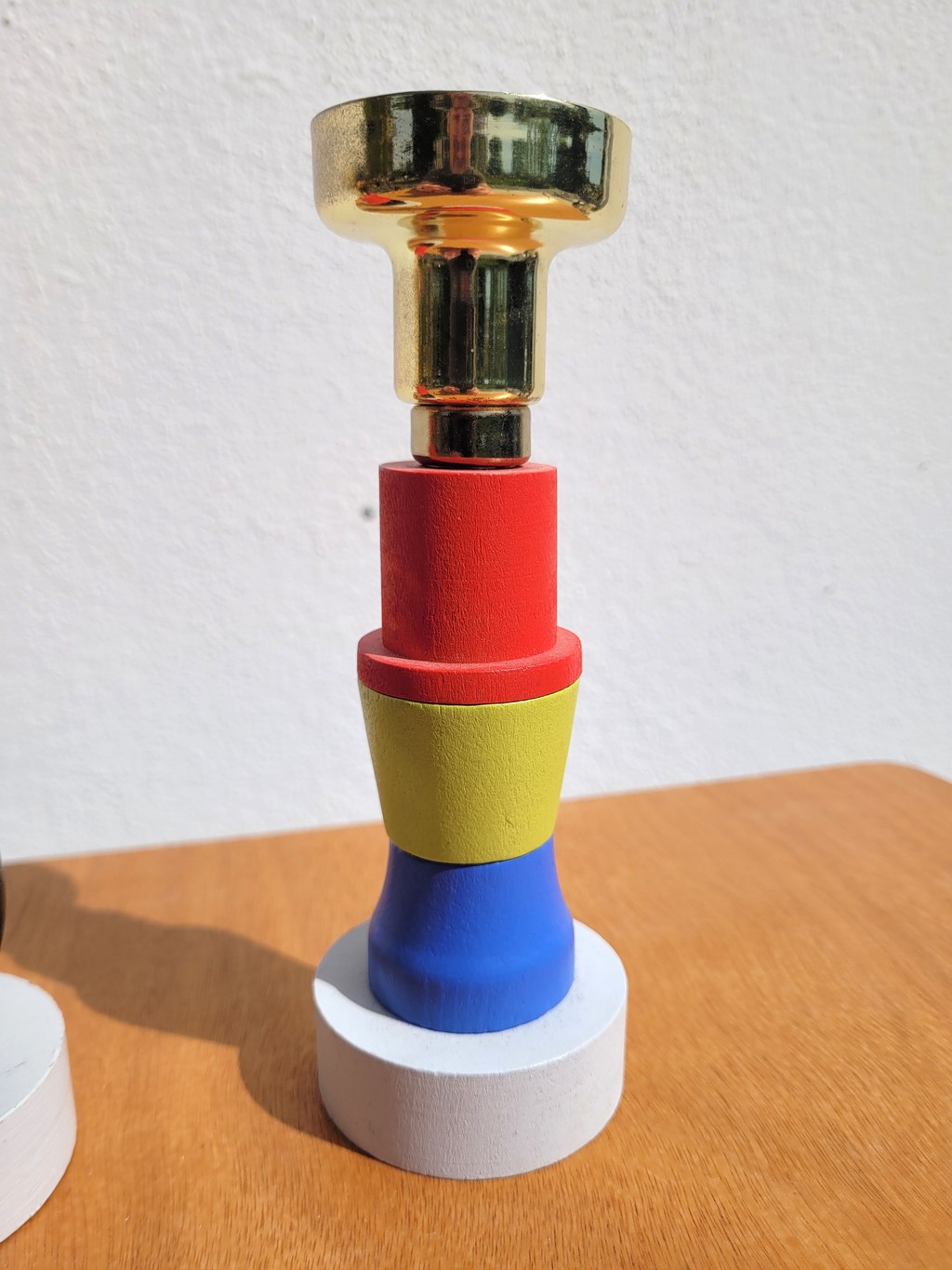 Paire de bougeoirs en bois coloré et doré 05