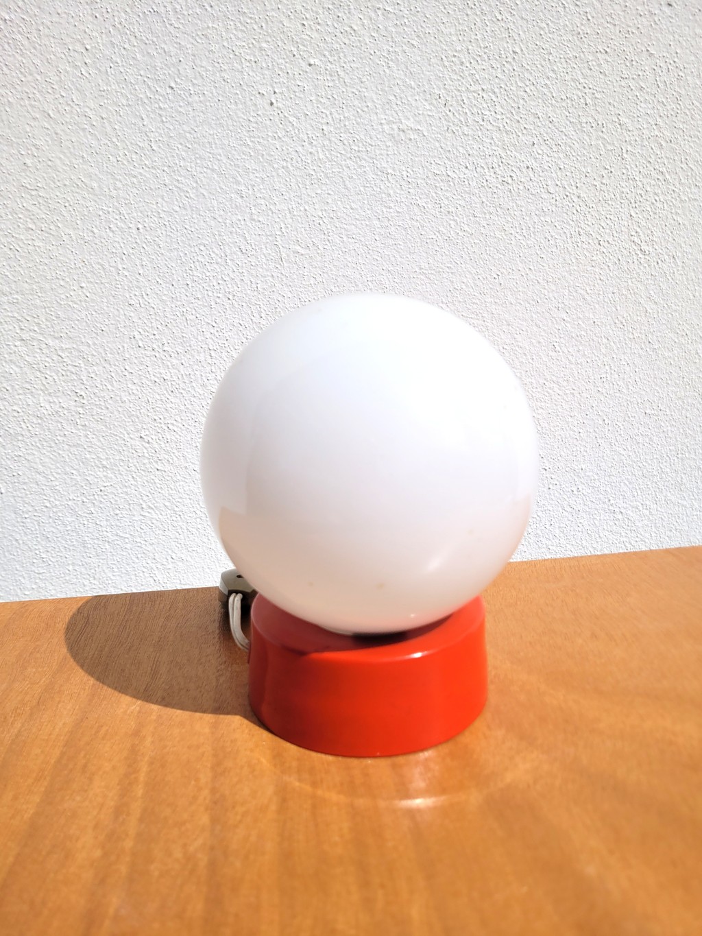 Petite lampe boule vintage opaline et base orange 02