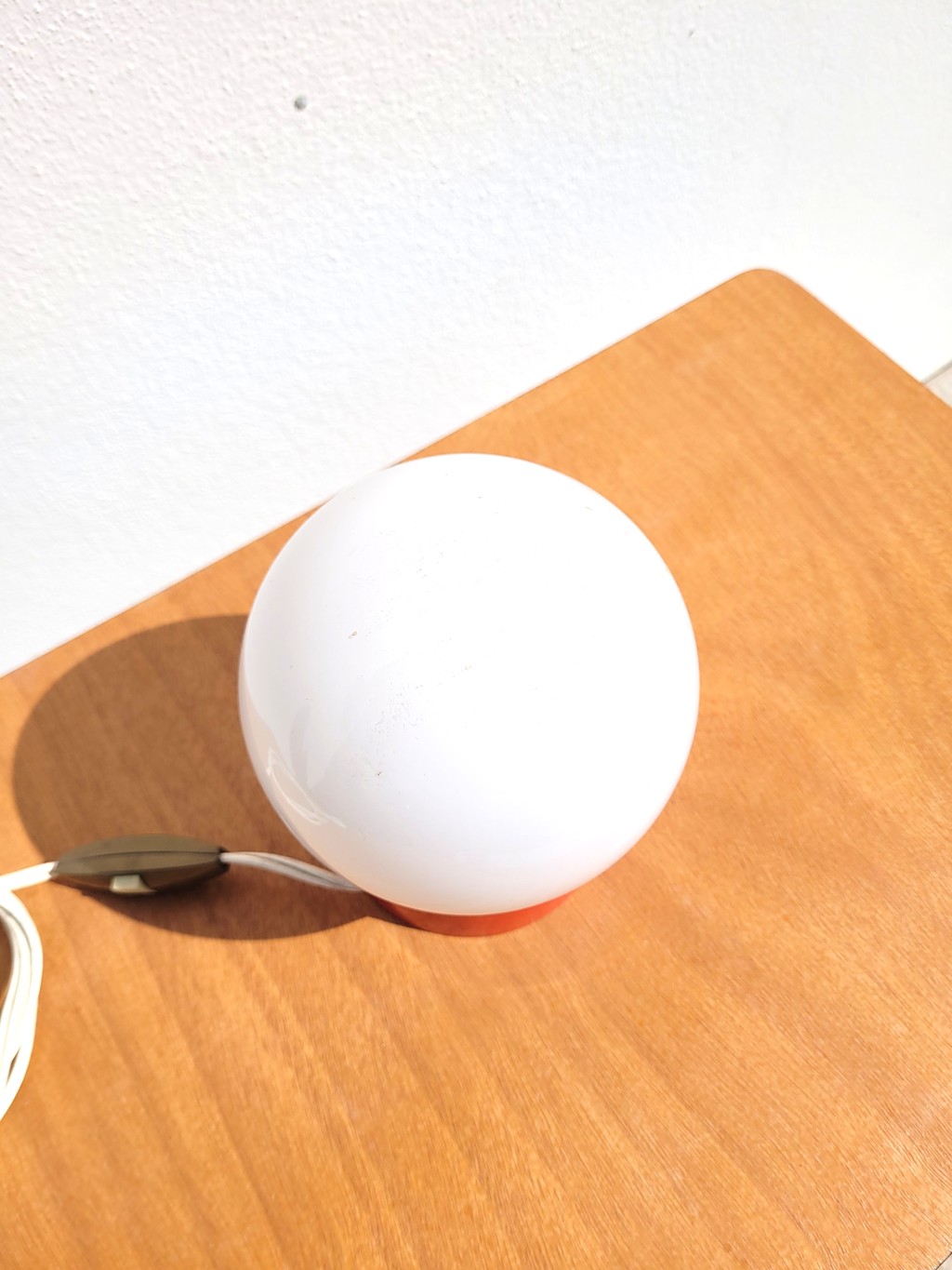 Petite lampe boule vintage opaline et base orange 03