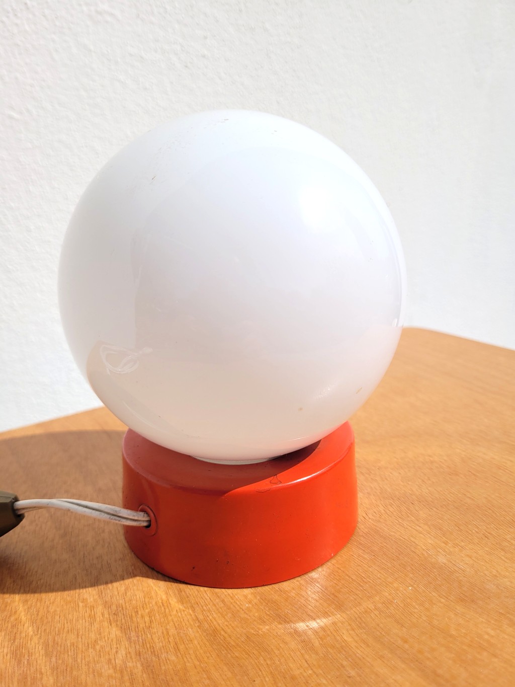 Petite lampe boule vintage opaline et base orange 04