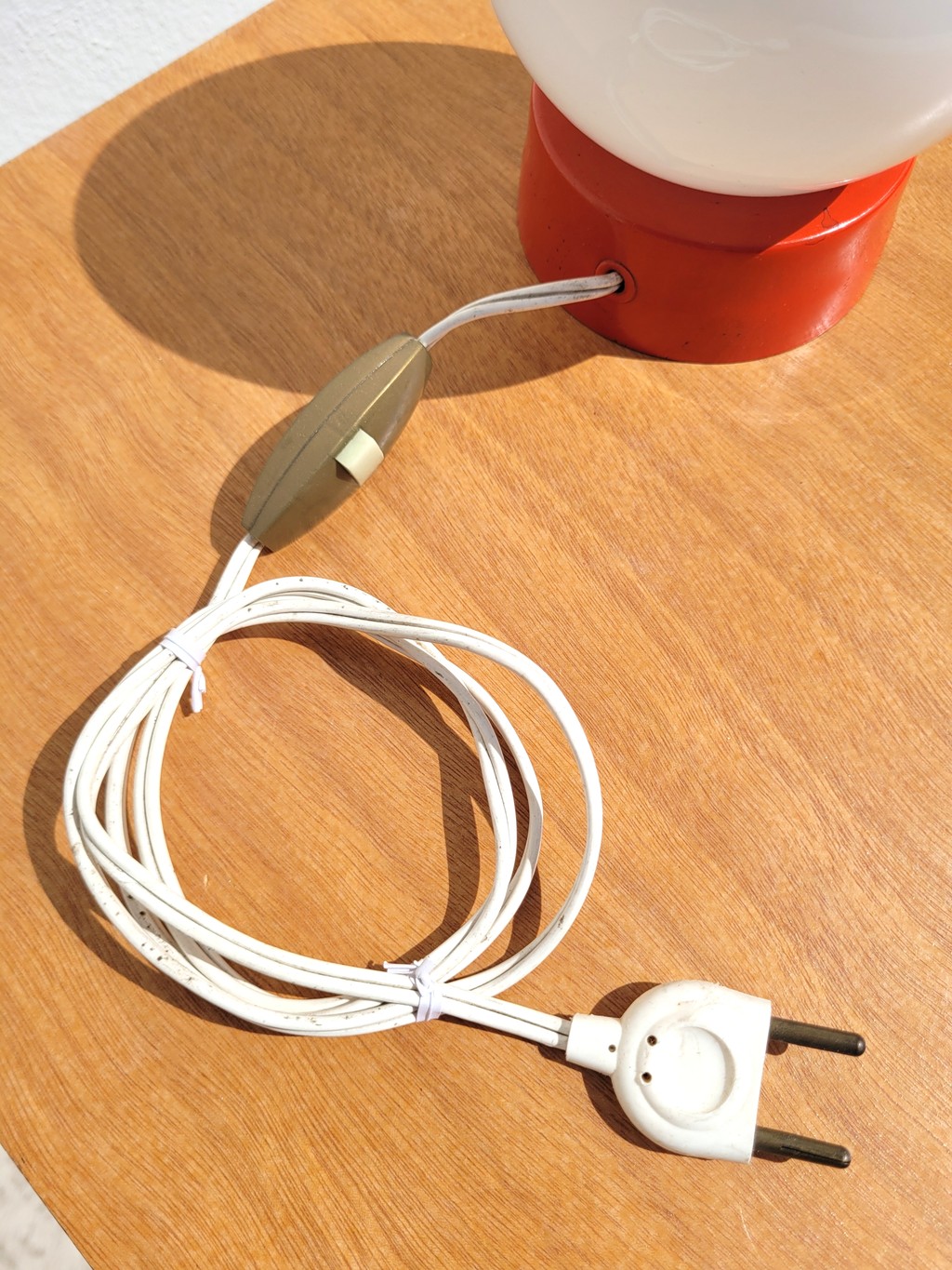 Petite lampe boule vintage opaline et base orange 05