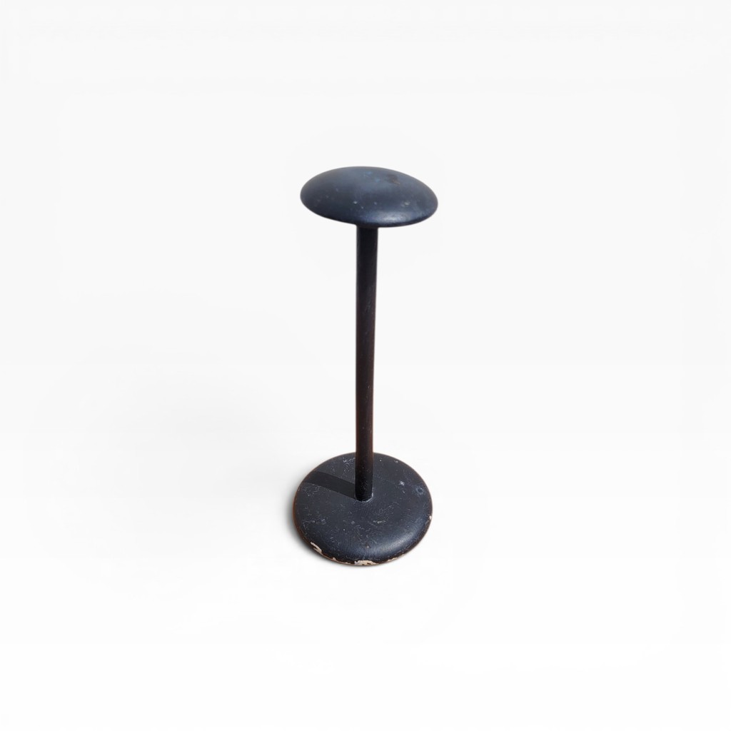 Porte-chapeau en bois tourné noir