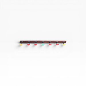 Porte manteaux mural années 60 bois et plastique coloré 01