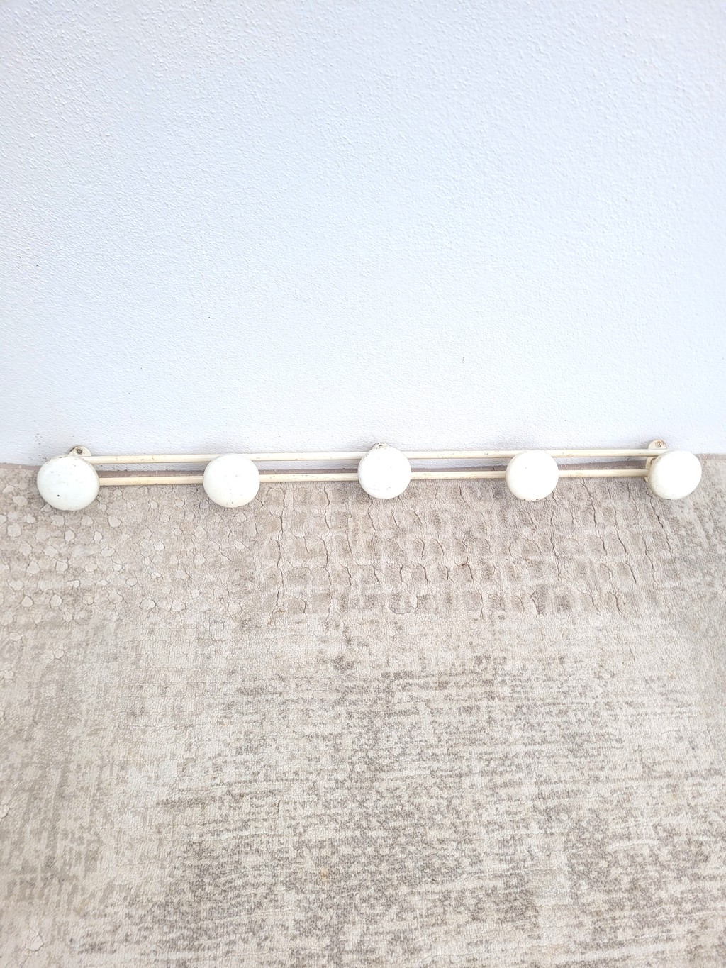 Porte manteaux mural vintage en métal 5p crème 02