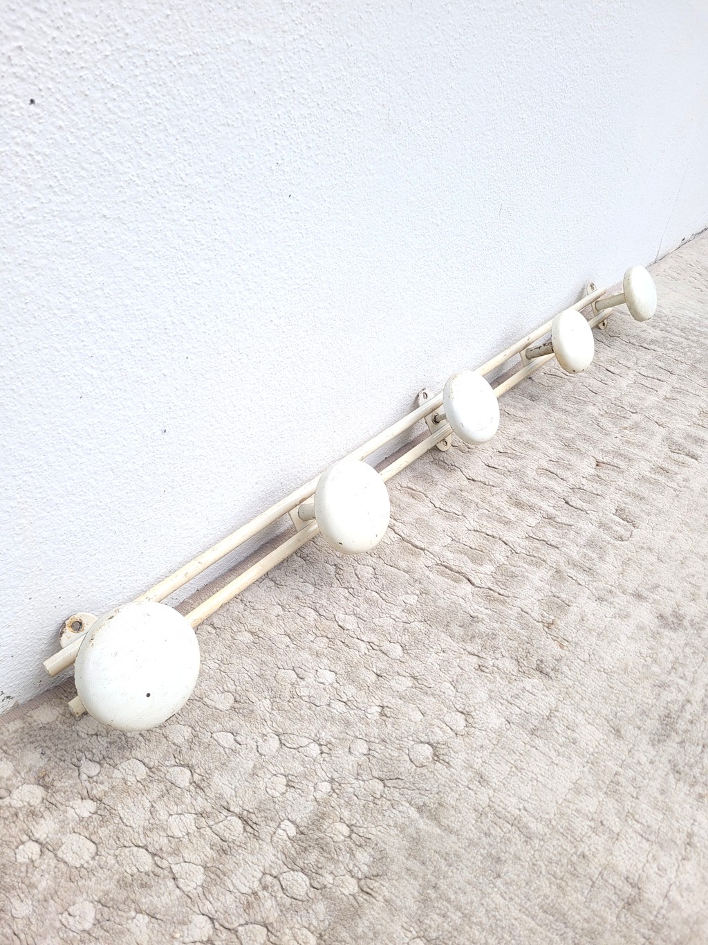 Porte manteaux mural vintage en métal 5p crème 03