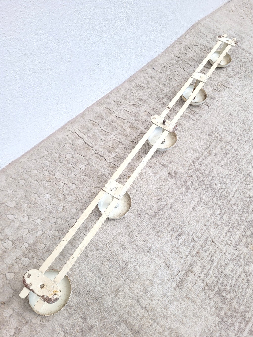 Porte manteaux mural vintage en métal 5p crème 05