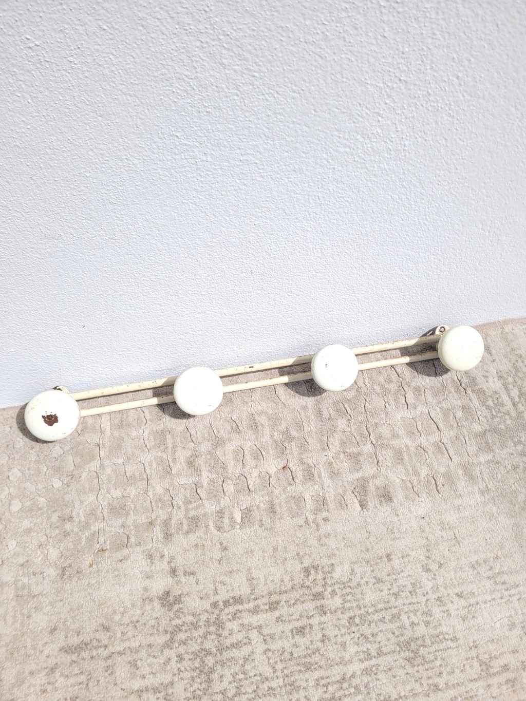 Porte manteaux mural vintage en métal crème 4p 02