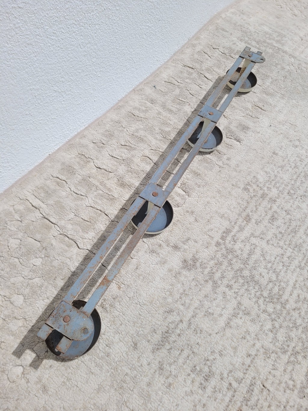 Porte manteaux mural vintage en métal crème 4p 05