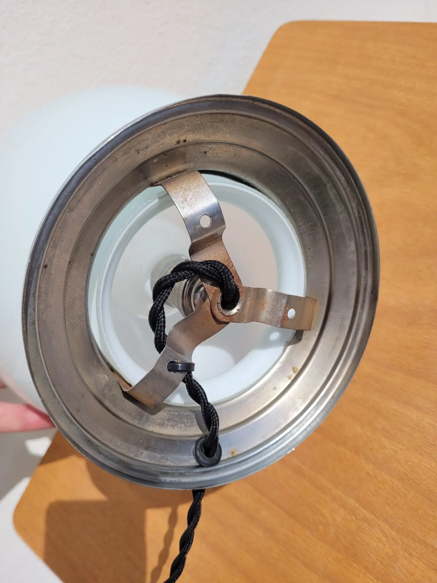 Lampe à poser globe en opaline – Ancien plafonnier années 50 01