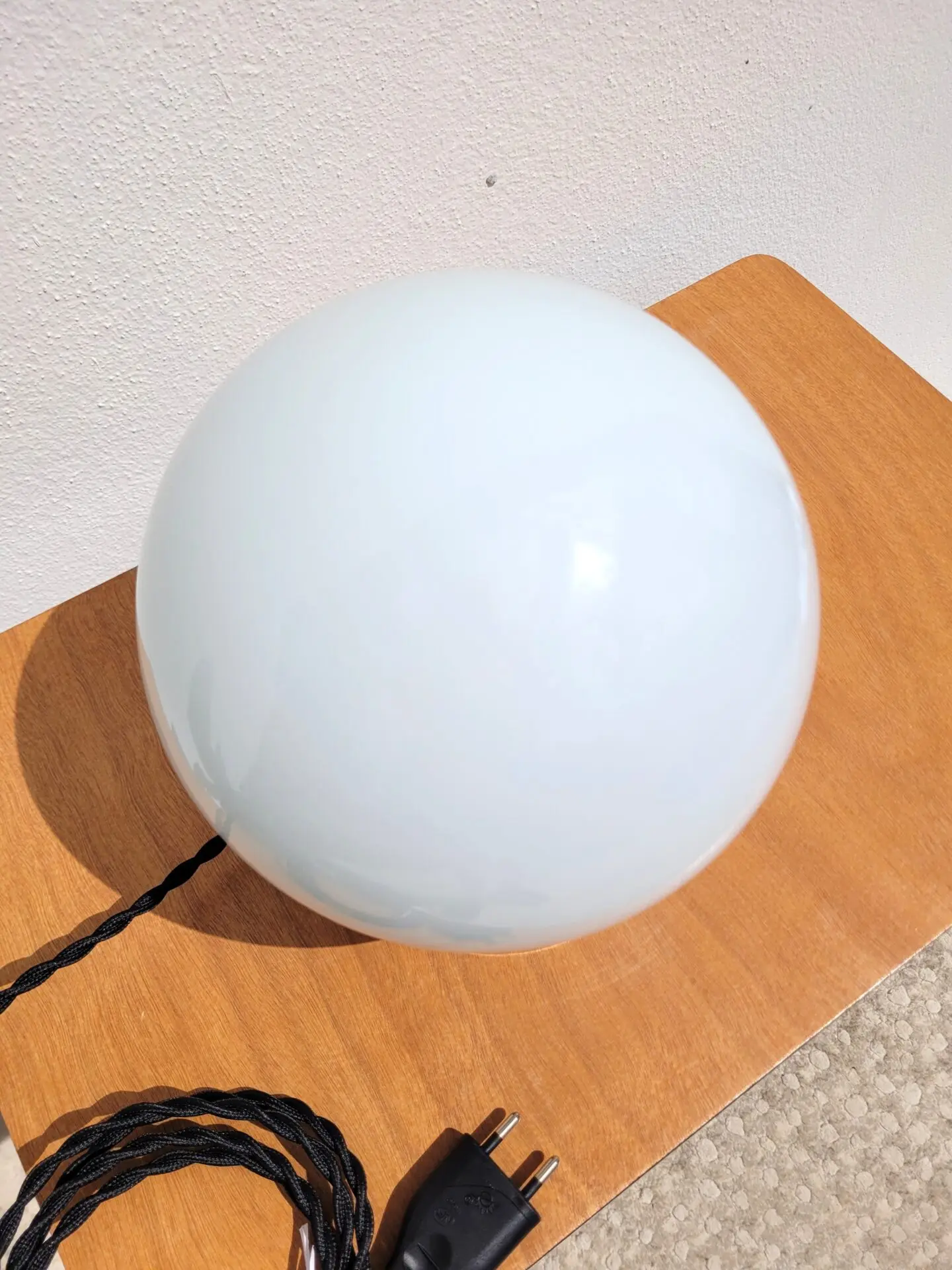 Lampe à poser globe en opaline – Ancien plafonnier années 50 03