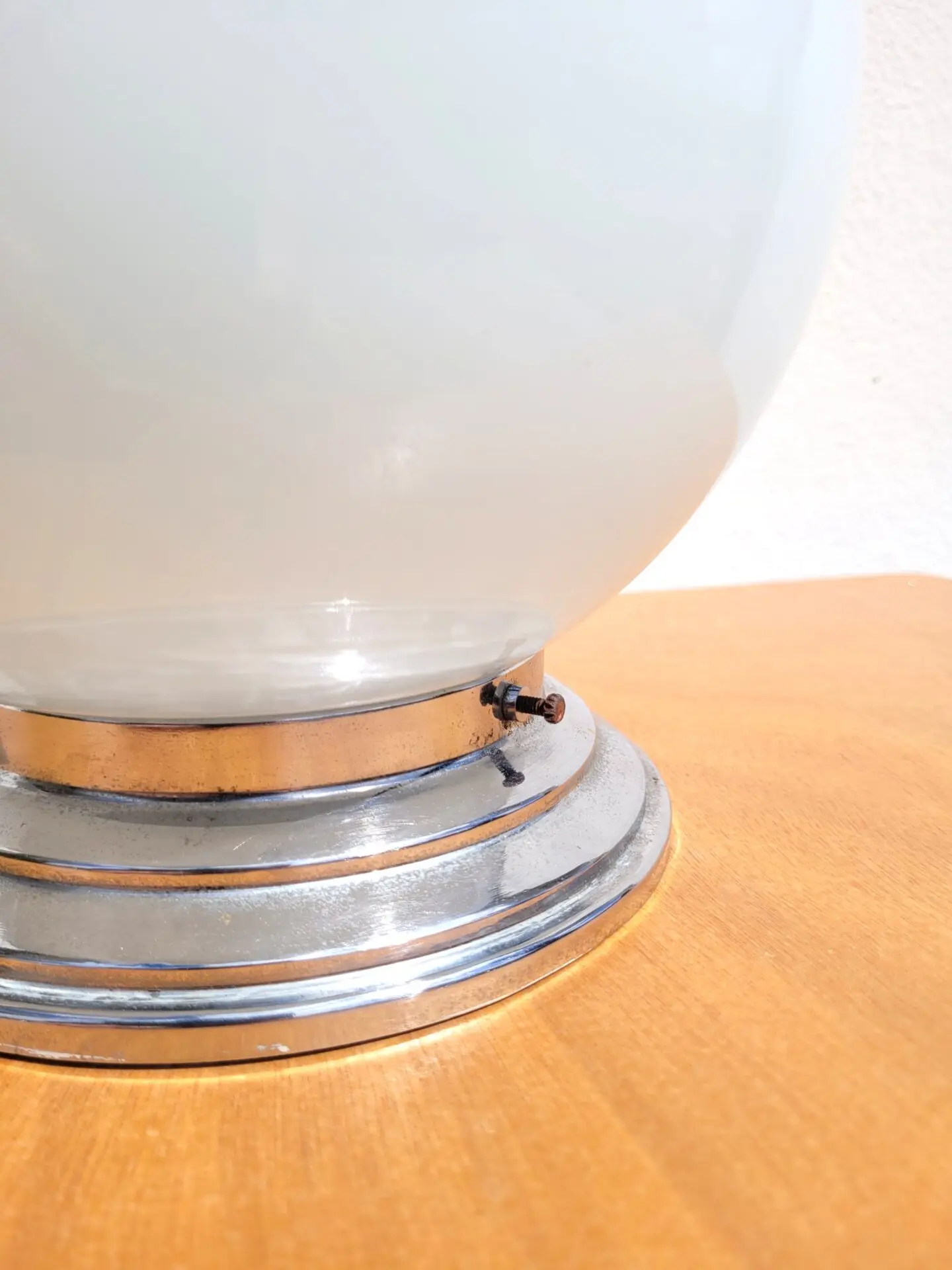 Lampe à poser globe en opaline – Ancien plafonnier années 50 04