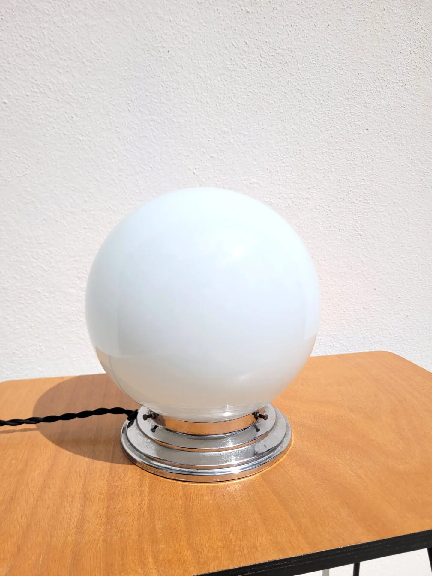 Lampe à poser globe en opaline – Ancien plafonnier années 50 05