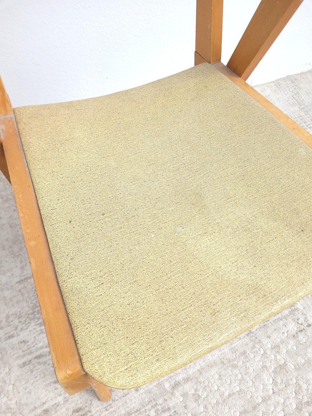 Fauteuil bridge vintage en hêtre et simili cuir jaune pâle années 60 03