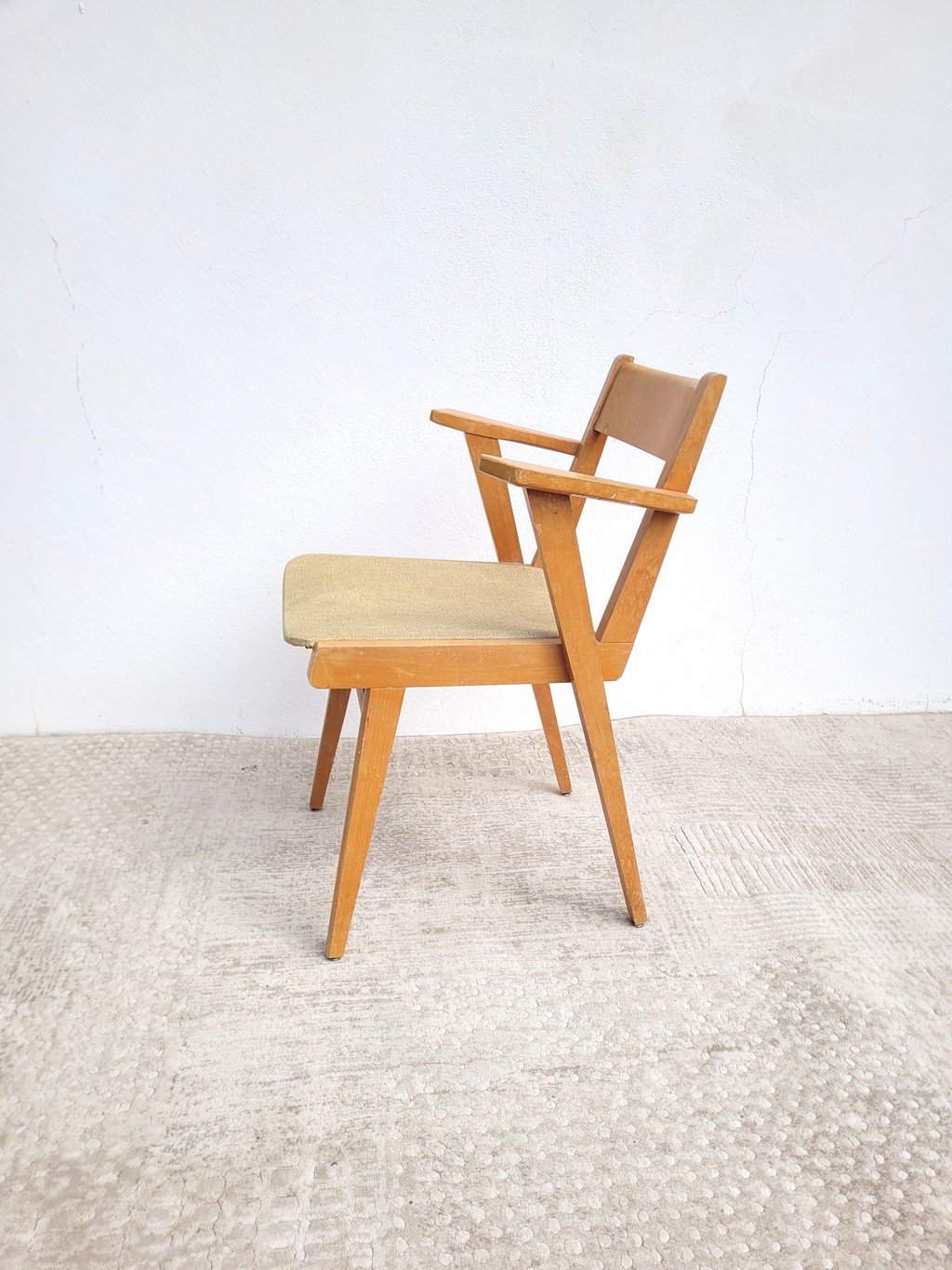 Fauteuil bridge vintage en hêtre et simili cuir jaune pâle années 60 05