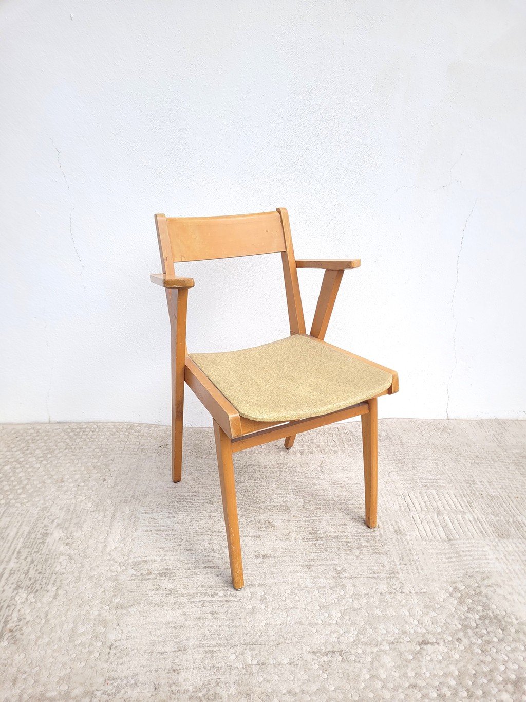 Fauteuil bridge vintage en hêtre et simili cuir jaune pâle années 60 06