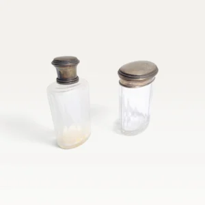 Lot de 2 flacons de voyage vintage en verre et métal argenté 01