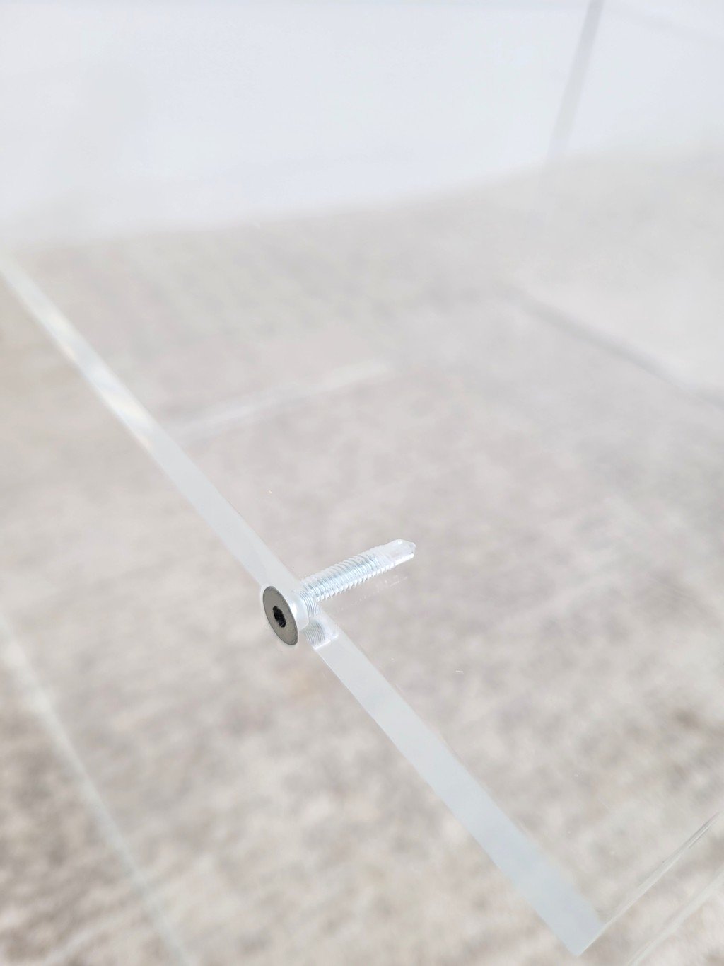Table d’appoint vintage en plexiglas transparent années 70 02