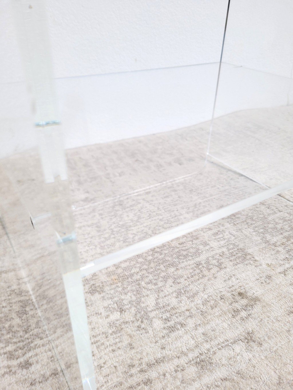 Table d’appoint vintage en plexiglas transparent années 70 03