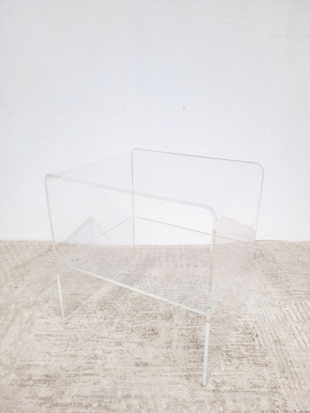 Table d’appoint vintage en plexiglas transparent années 70 04